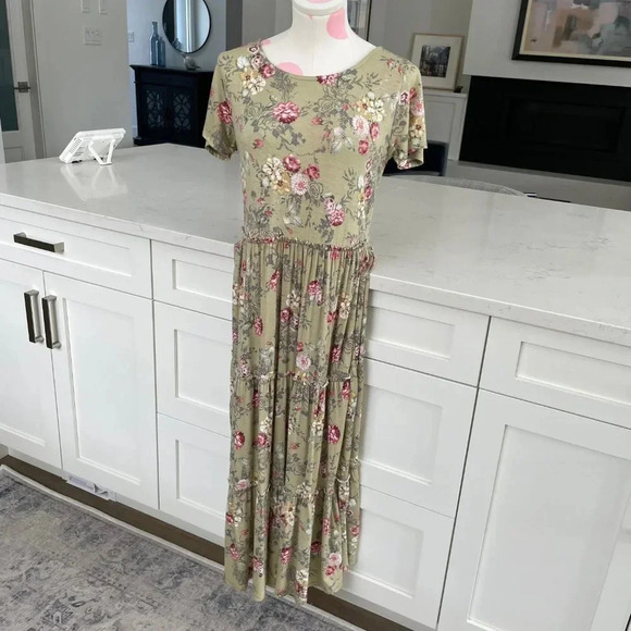 Papillon SS Rayon Spandex Floral Dress w Tiered Design Sage Green Grey Sz S NWT - Picture 2 of 13